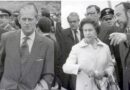 Un giovanissimo De Caro, con la regina Elisabetta, il principe Filippo d'Asburgo e il soprintendente Fausto Zevi, durante una visita dei reali inglesi a Pompei, 18 ottobre 1980.