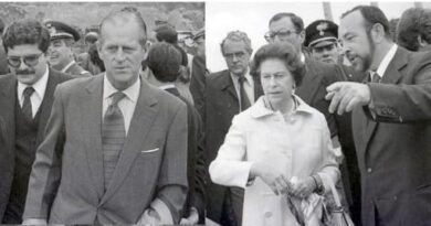 Un giovanissimo De Caro, con la regina Elisabetta, il principe Filippo d'Asburgo e il soprintendente Fausto Zevi, durante una visita dei reali inglesi a Pompei, 18 ottobre 1980.