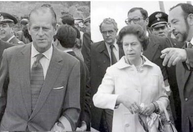 Un giovanissimo De Caro, con la regina Elisabetta, il principe Filippo d'Asburgo e il soprintendente Fausto Zevi, durante una visita dei reali inglesi a Pompei, 18 ottobre 1980.